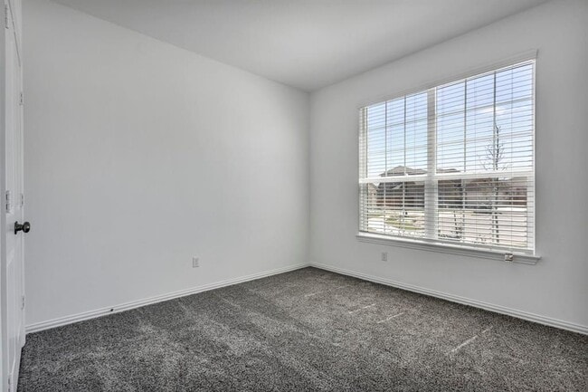 Photo - 506 Sixpence Ln