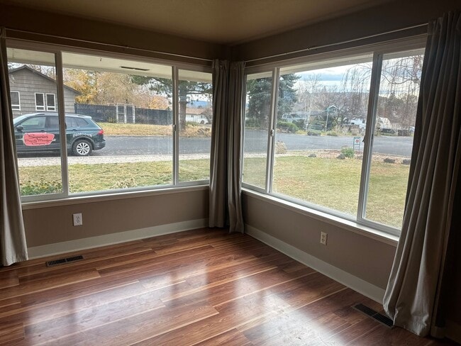 Photo - Vintage Character, Modern Finishes! Spacio...