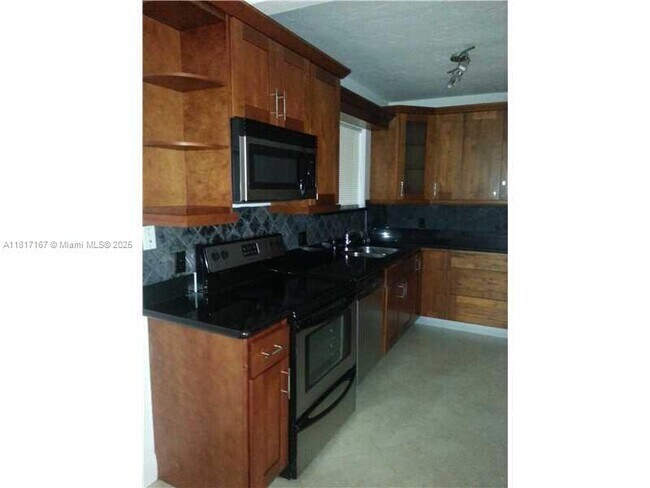 Building Photo - 2880 Pine Tree Dr Unit 3 Rental