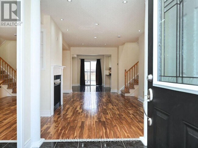 Photo - 409 Hobbs Crescent