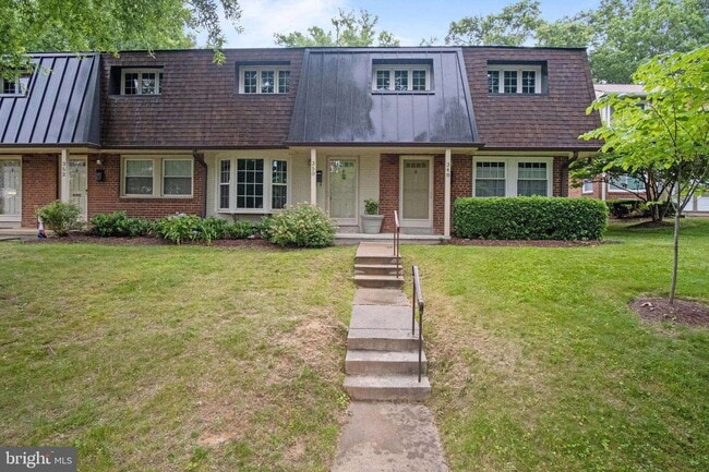 Building Photo - Beautifully Renovated 2-Level Townhome in the Heart of Falls Church City