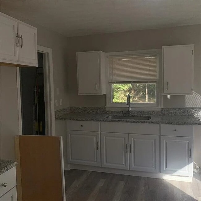 Photo - 6833 Walrond Ave