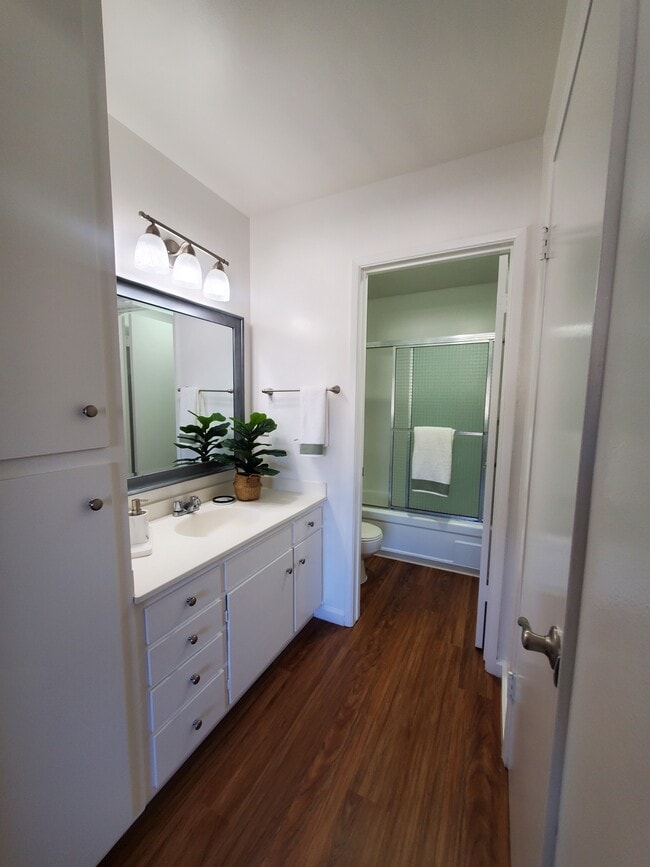 1BR, 1BA Classic Bathroom - Fayette Arms Apartments