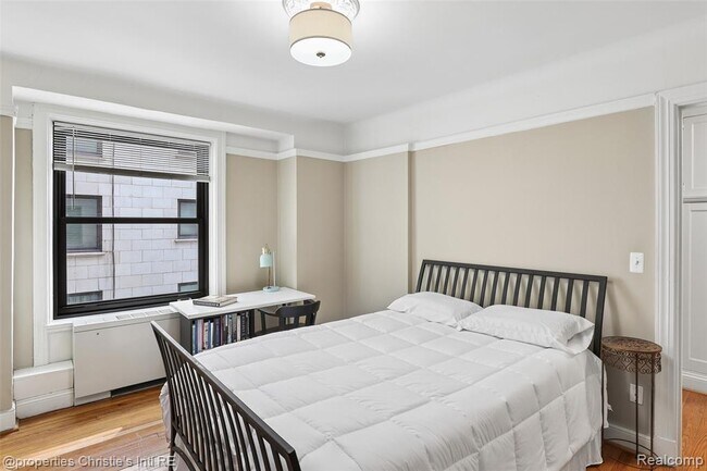 Photo - 15 E Kirby St Unit 810