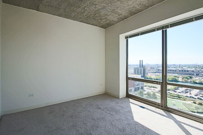 Photo - 755 S Clark St