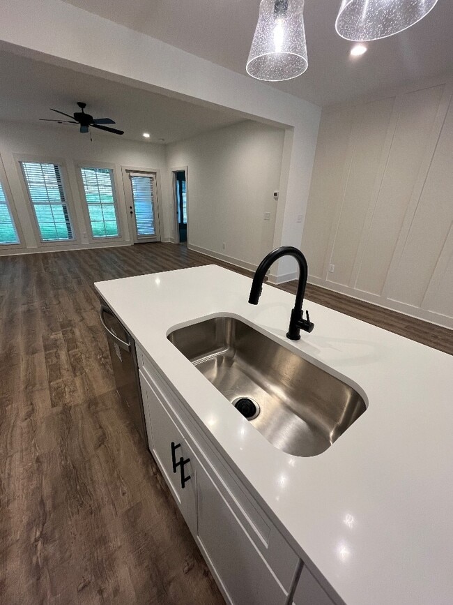 Photo - 872 Village Dr