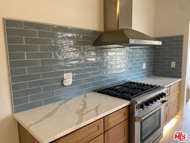 Building Photo - 456 S Wilton Pl Rental