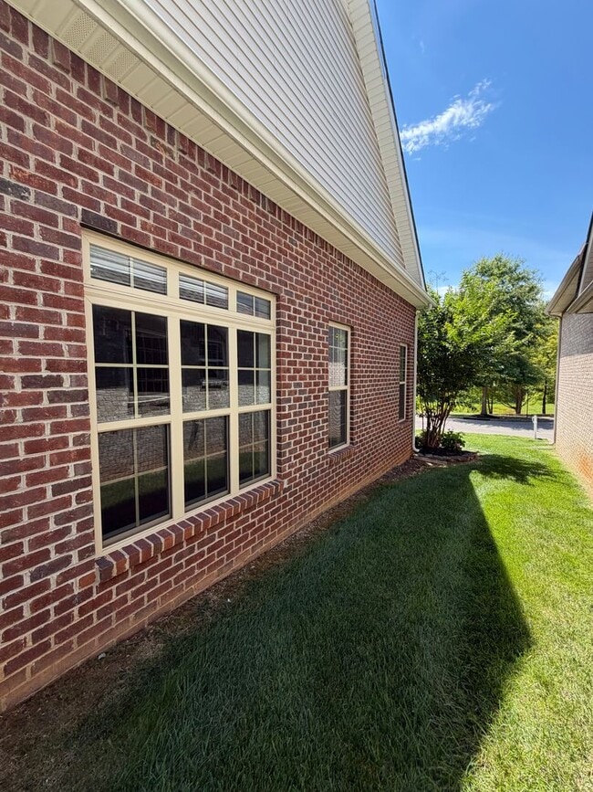 Photo - Spacious 4 Bedroom 2 1/2 Bath Home For Rent in Sango Area!