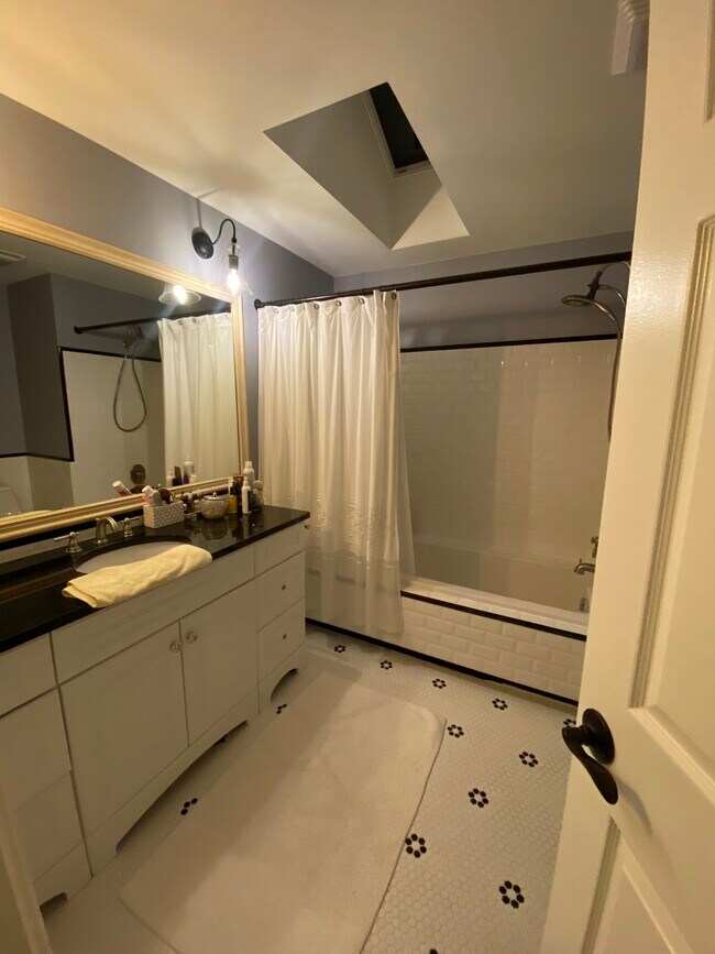 Master bathroom - 755 Golf Ln Unit 755