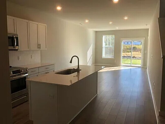 Photo - 713 Mickelson Way