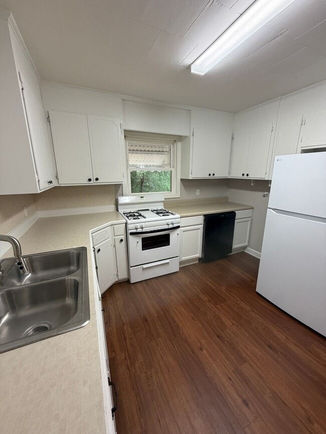 Photo - 3bd/2ba House in Jackson Park w/ Large Den, Back Porch, & Fenced Back Yard