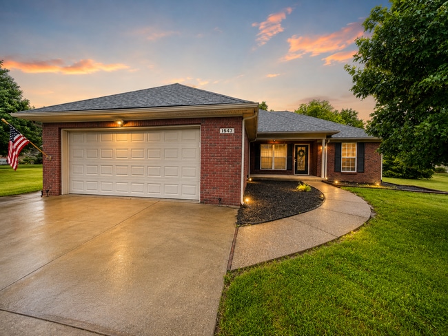 Building Photo - Beautiful Shelbyville Home For Rent