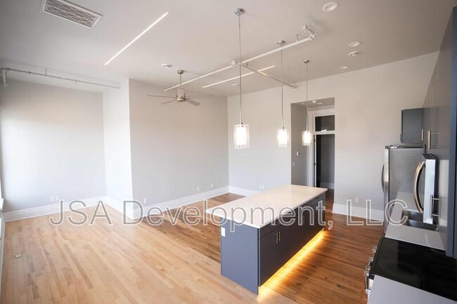 Photo - 718 Commercial St