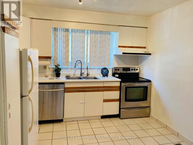 Photo - 155 Corinthian Blvd