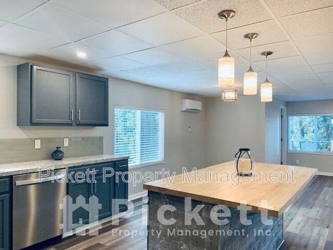 Photo - 290 Tahuyeh Pl W