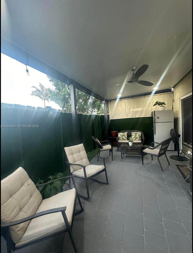 Photo - 557 NE 5th Pl