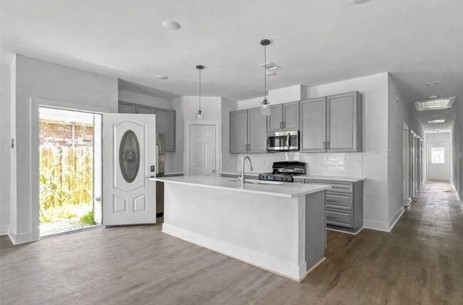 Photo - 6010 Bobby Burns St