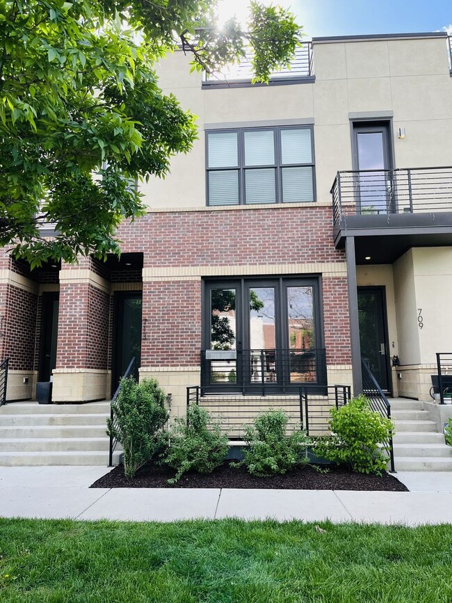 Building Photo - 3BD, 3.5BA West Wash Park Townhome with 2-Car Garage