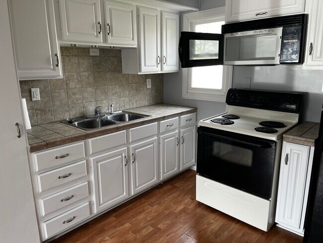 Building Photo - Rangeline Unit E1 Rental