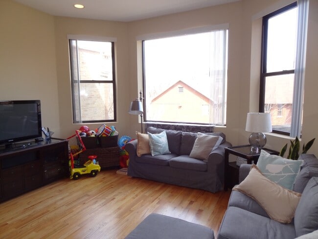 Photo - Available August 12th - 3 bed 2 bath Wicker Park Unit 302