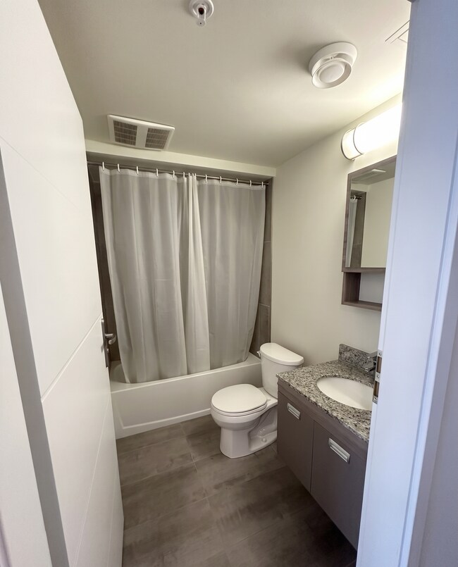 Photo - 257-257 Hemlock St