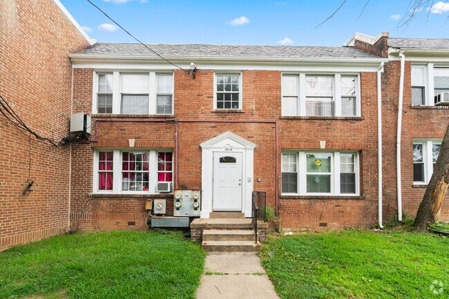 Building Photo - Charming 2 Bedroom Apartment in the Beauti... Unit 4