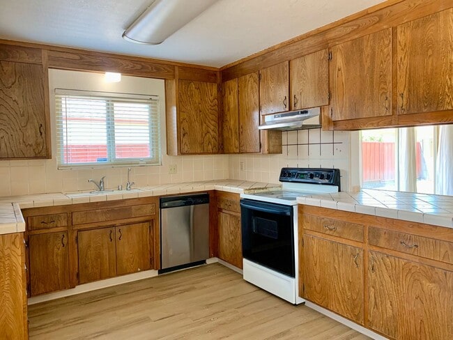 Photo - 991 Cherry St