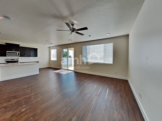 Photo - 698 S Rocker Ave