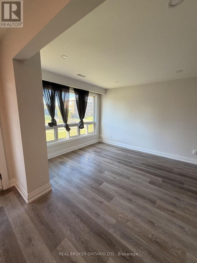 Photo - 653 Athol St E