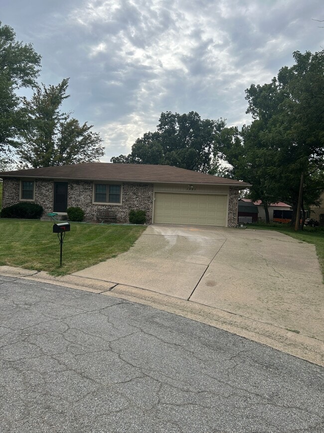 Building Photo - 1021 SW Marge Ct
