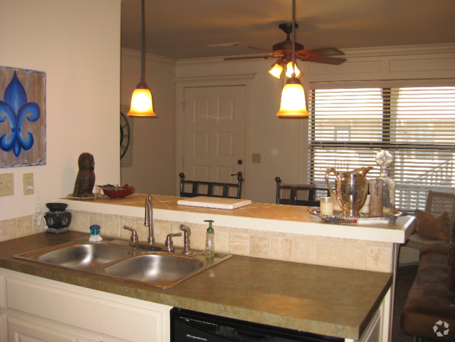 Building Photo - 711 W Douglas St Unit 1 Rental