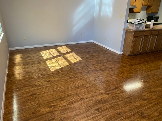 Salón - 2008 Countryhill Ln