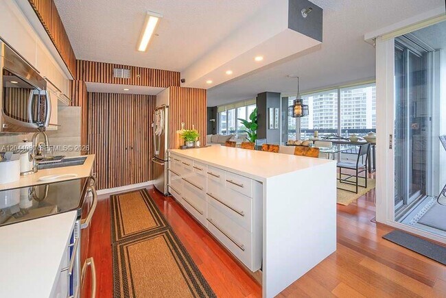 3600 Mystic Pointe Dr Unit 718