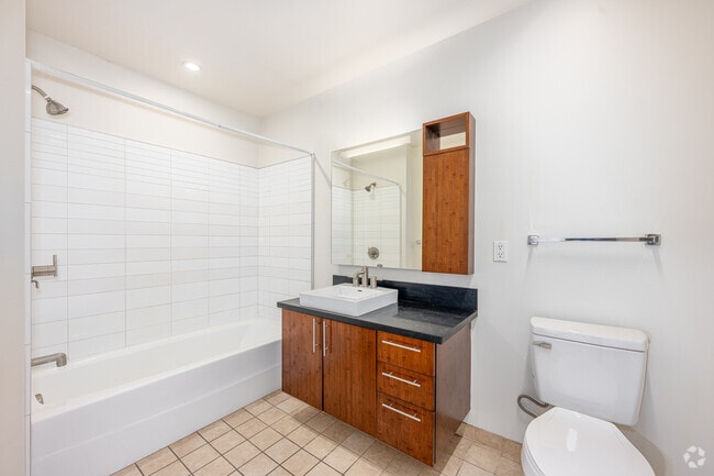 2BR, 2BA - 984SF - Primary Bathroom