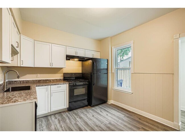 Photo - 595 Hawthorne Ave E