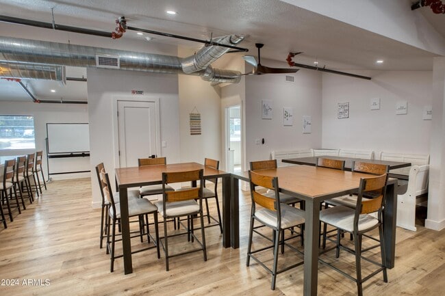 Photo - 858 E White Mountain Blvd Unidad Main