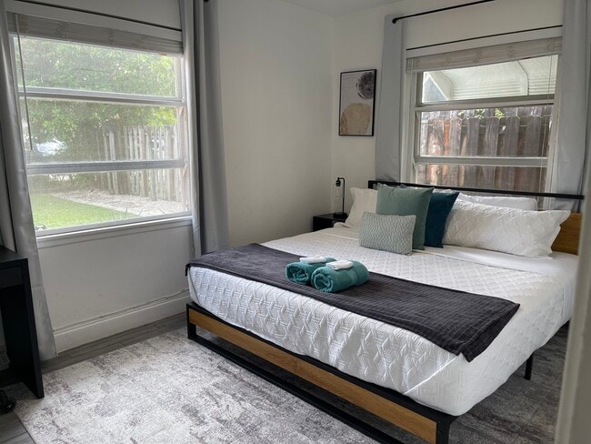 Building Photo - 854 SW 11th Ct Unit A Rental