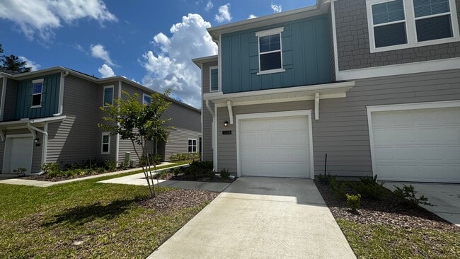 Building Photo - Charming 3BR Townhome with Screened-In Patio