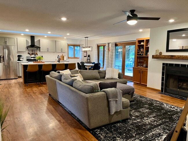 Photo - 1909 Holiday Rd