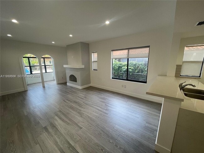 Photo - 1637 SW 10th St Unidad 2