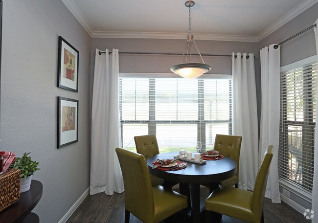 1br, 1ba_Dining Roomt_847 sf