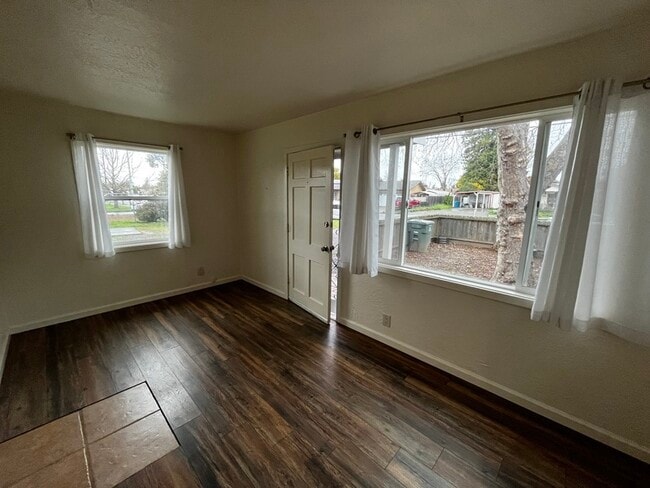 Photo - 1660 Jennings Ave