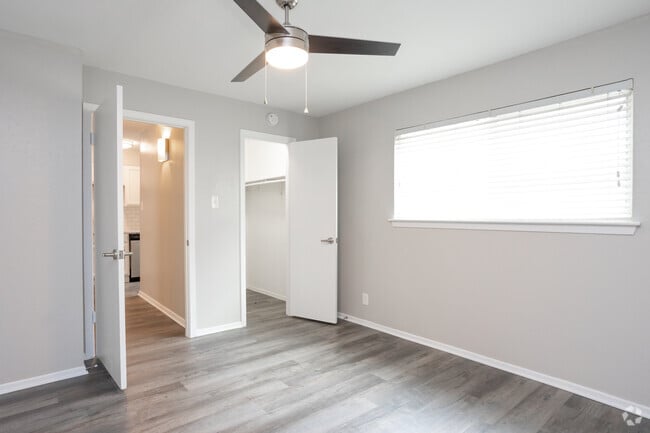 2BR, 2BA - 900SF