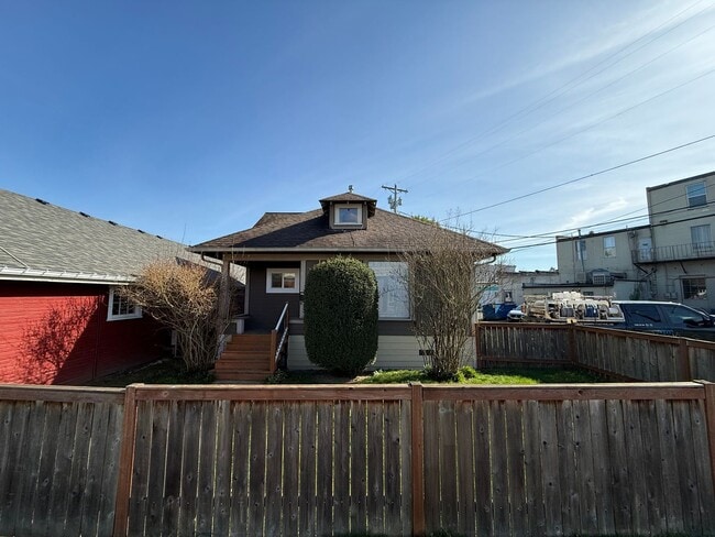 Photo - 3 Bed 1.5 Bath Pet Friendly Home in Monroe