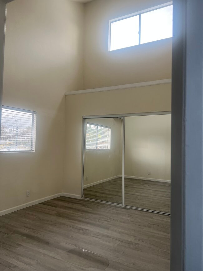 Photo - 3250 Andrita St