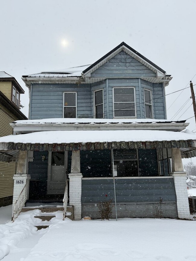 Building Photo - Three Bedroom House w Two Car Detached Garage