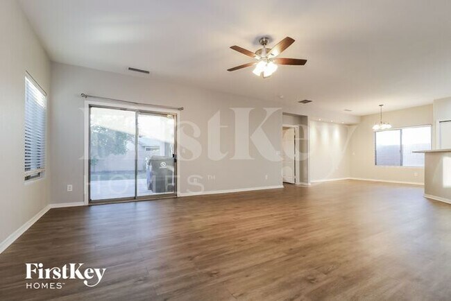 Photo - 601 W Elm Ln