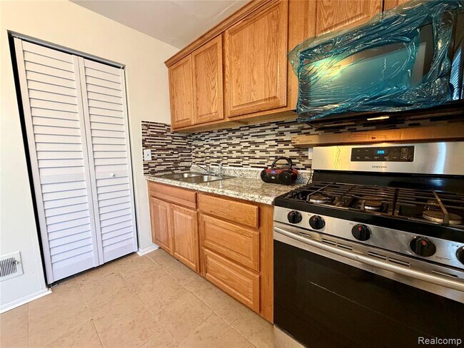 Photo - 20031 Hubbell Ave