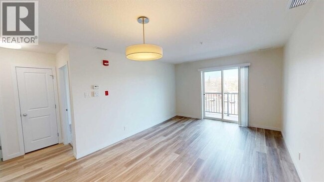 Photo - 10101-10101 101 Ave