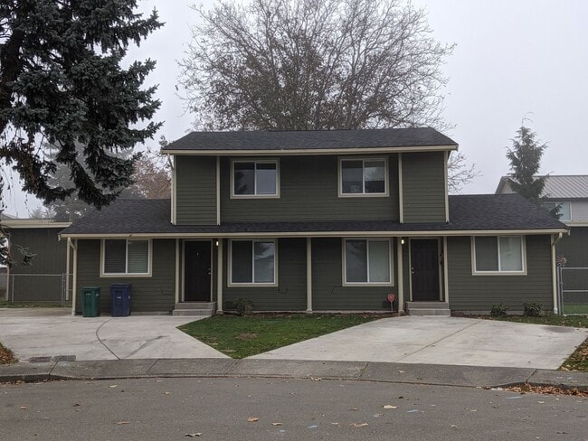 Building Photo - 1722 C Pl SE Unit B